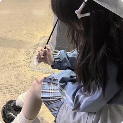 蓝色牛仔裤芬兰小姐